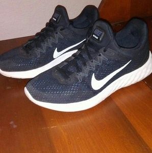 Nike women's tennis shoes